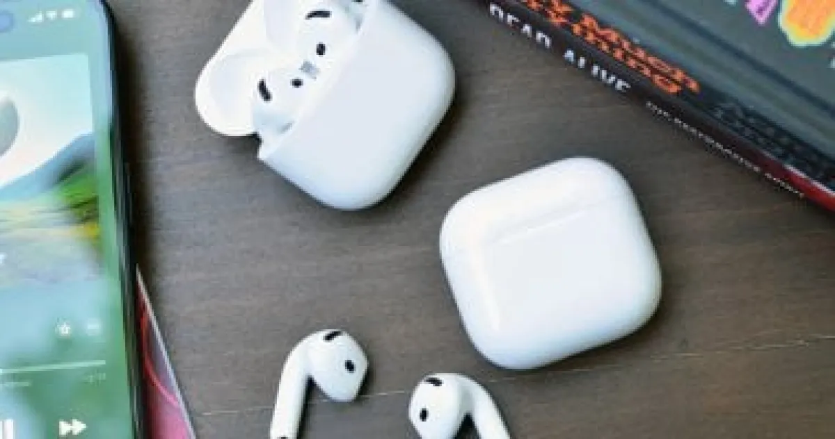 تيم كوك يكشف: شعبية AirPods Pro 3 فاقت التوقعات وأثرت على إيرادات آبل
