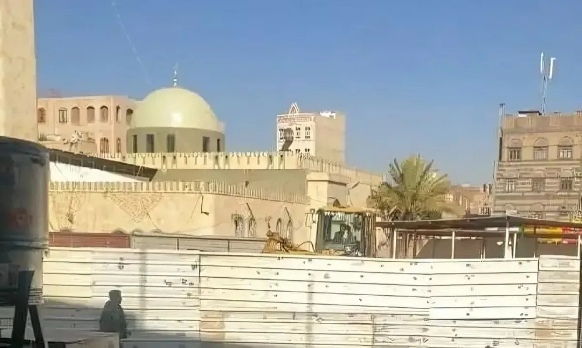 جماعة الحوثي تستأنف بناء محال تجارية في ساحة جامع المشهد بصنعاء وسط احتجاجات
