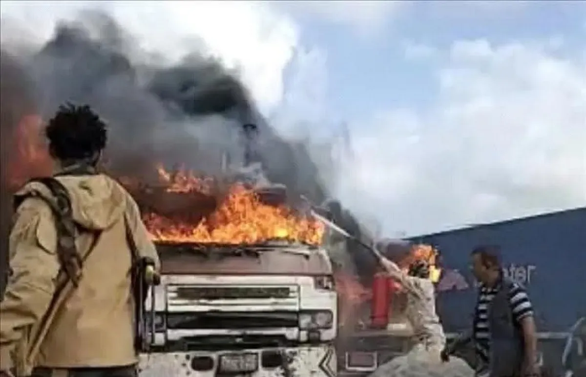 السيطرة على حريق كبير يلتهم شاحنتين في ساحة جمركية بميناء عدن