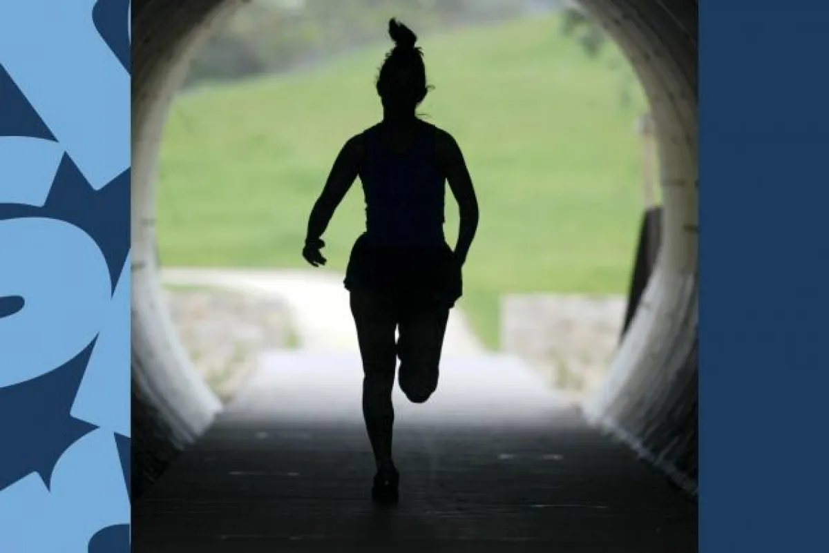 العدّاؤون السريون: حين يصبح الركض "جريمة" يجب إخفاؤها عن الأهل