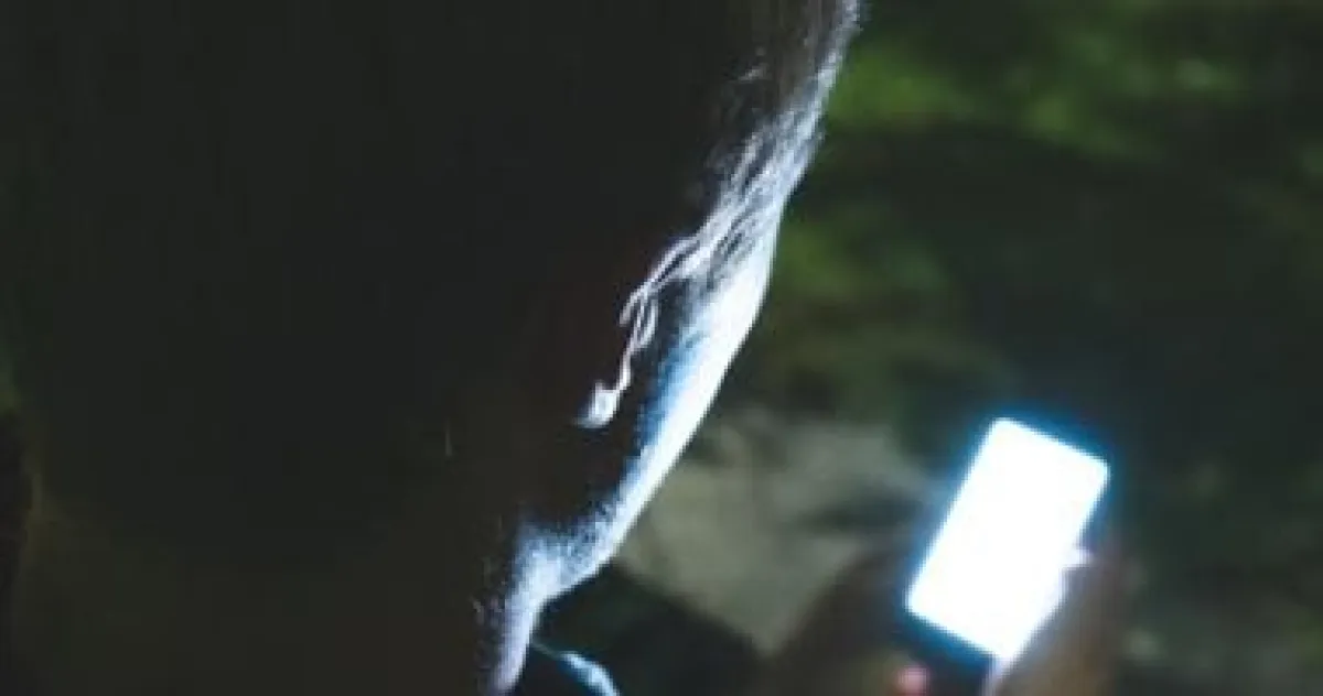 7 خطوات ذكية لضبط إضاءة هاتفك وحماية عينيك من الإجهاد