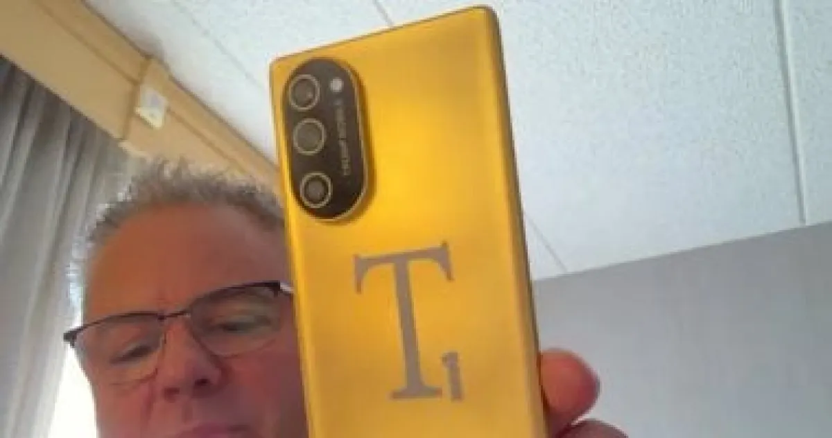 هاتف ترامب الجديد "T1": تغييرات جذرية في التصميم والمواصفات وتأجيل الإطلاق
