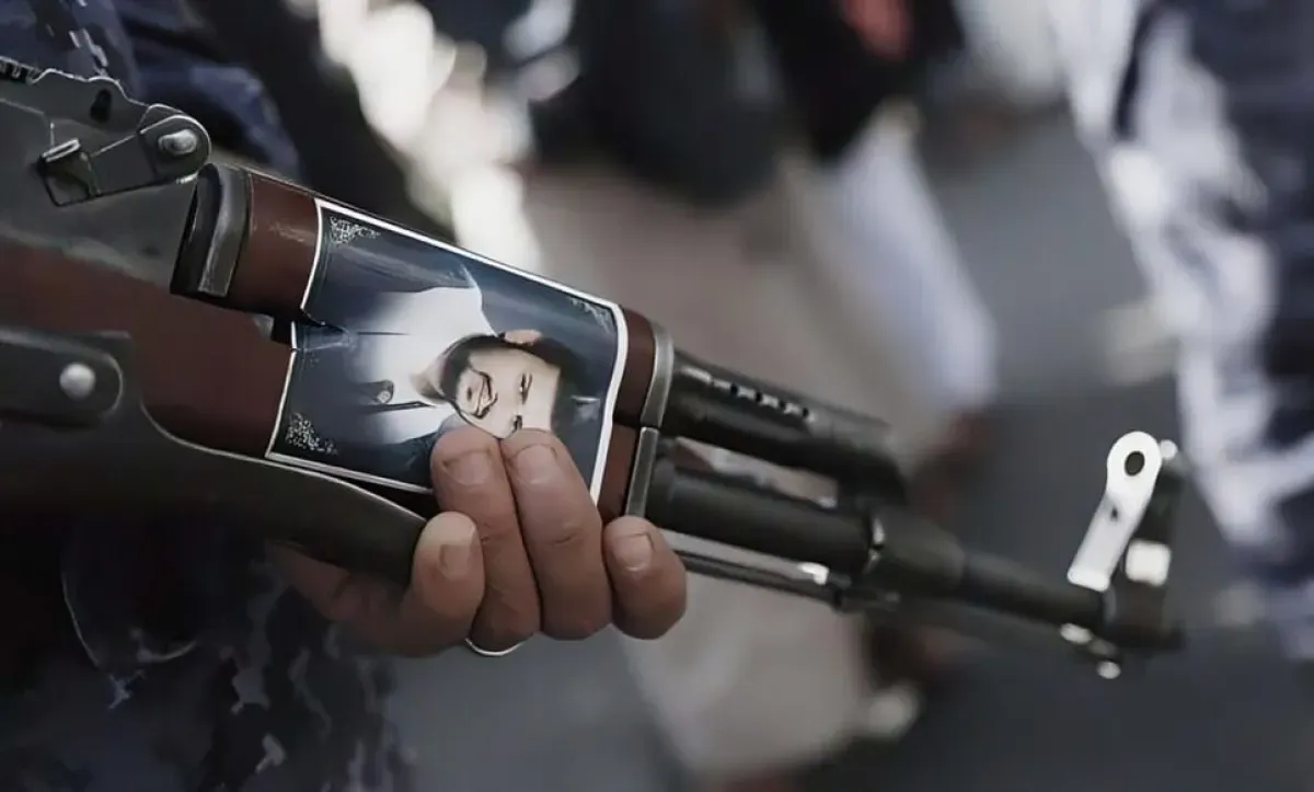 قيادي حوثي يقتحم منزلاً ويعتدي على مسنة وزوجها وابنتهما في صنعاء