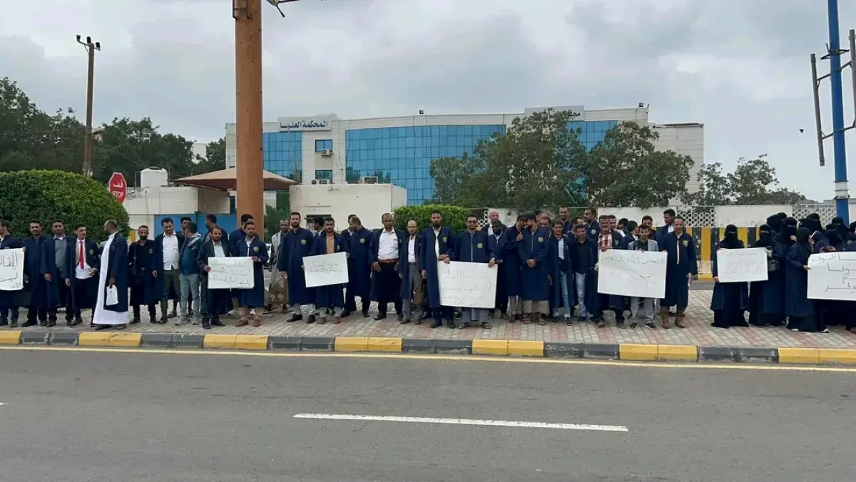 طلاب المعهد العالي للقضاء بعدن يحتجون للمطالبة بمستحقات المنحة السعودية