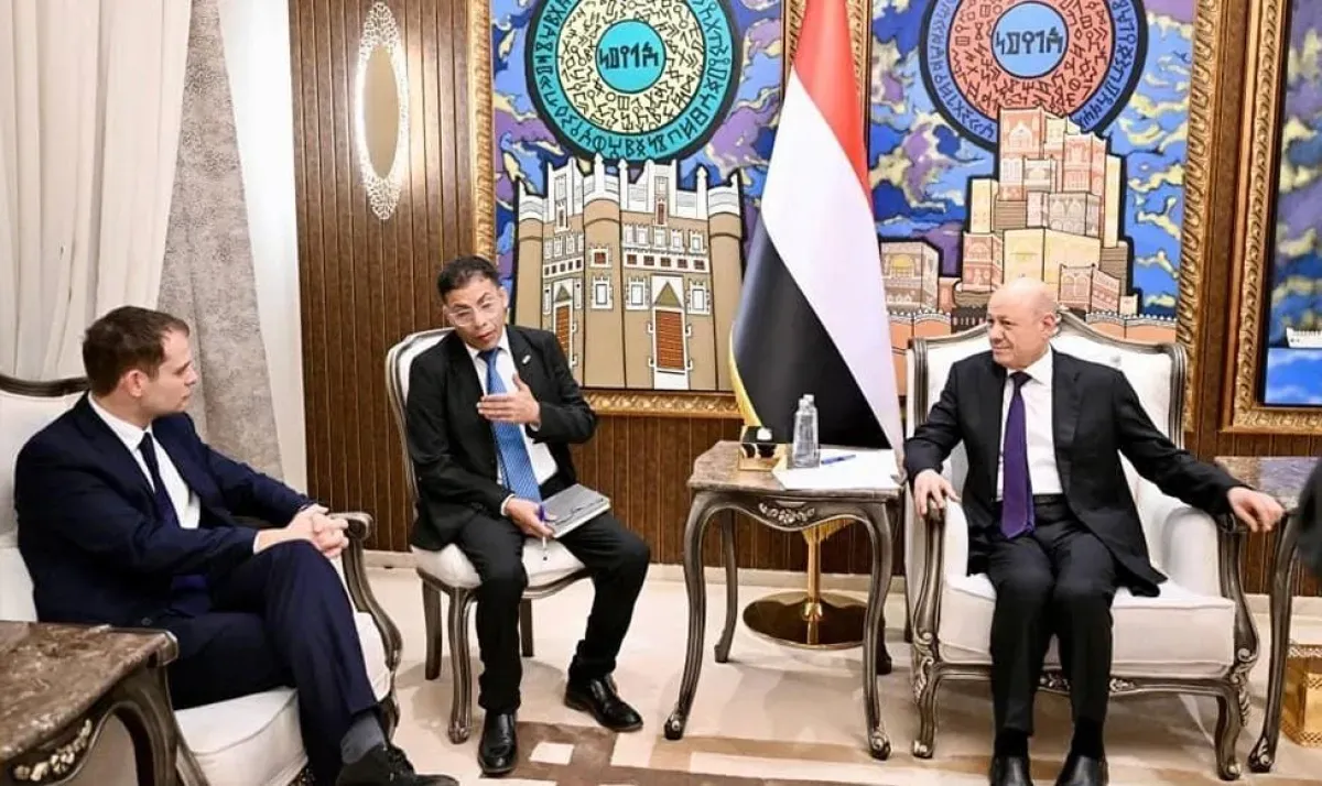 رئيس القيادة اليمنية يبحث مع وزير بريطاني تعزيز الدعم لمواجهة الإرهاب وأمن الملاحة