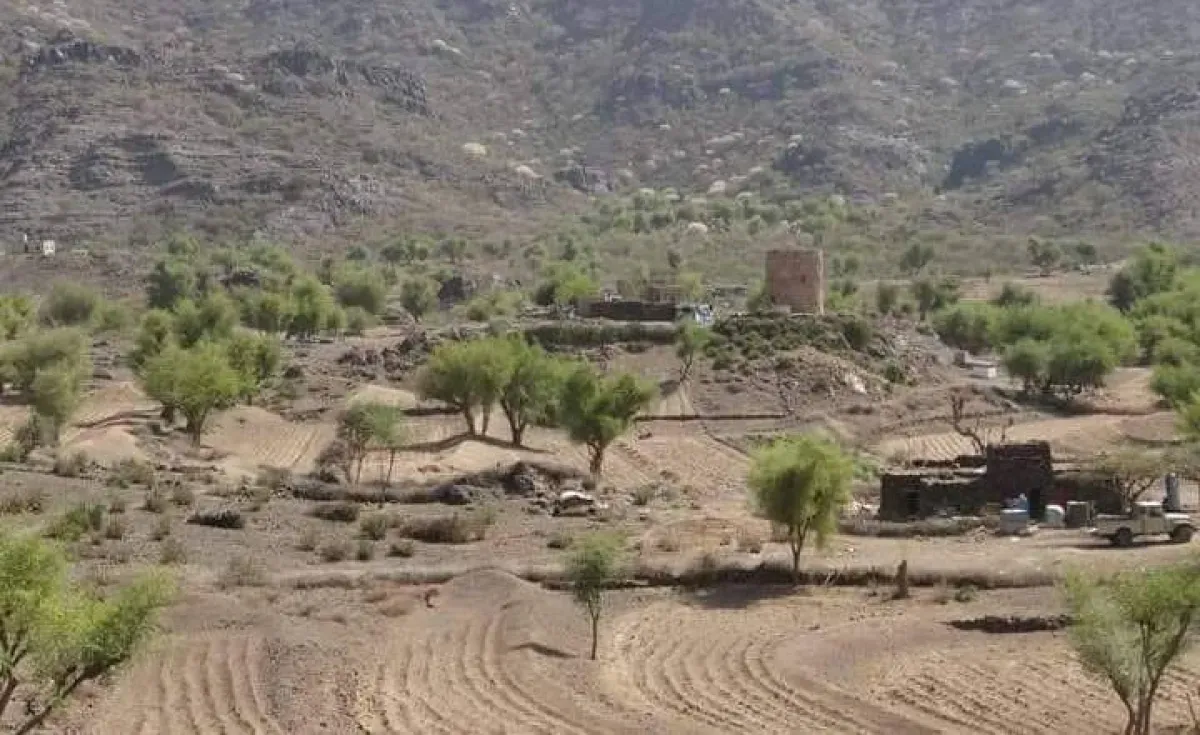 الحوثيون يصيبون طفلاً ويمنعون إسعافه خلال حصار مستمر لقبيلة في عمران