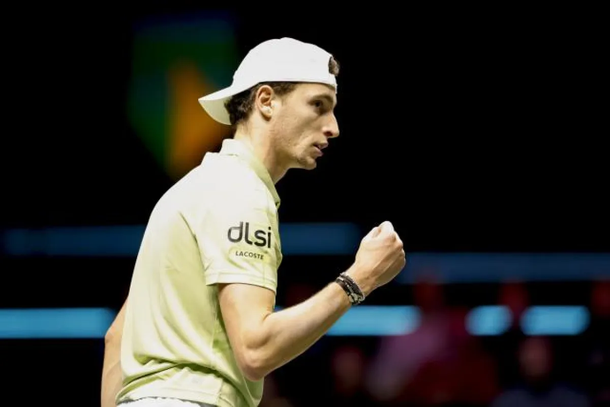 أوغو أومبير يواصل الإبهار ويتأهل لربع نهائي روتردام بعد إقصاء ميدفيديف