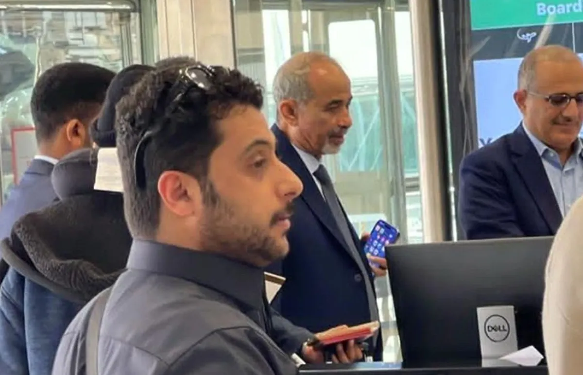 شاهد | أول عضو مجلس قيادة رئاسي يعود إلى عدن مع عدد من الوزراء.. أسماء وتفاصيل