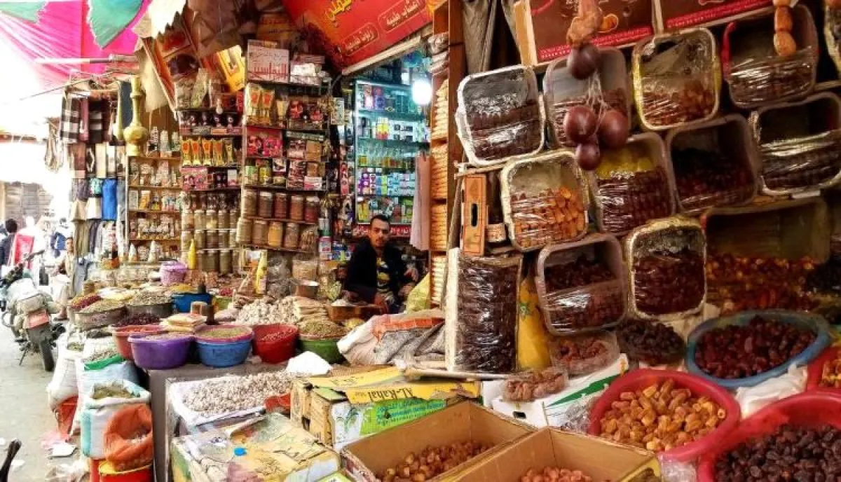 سخر من البشائر" الرسمية .. أكاديمي ينتقد خطاب "وفرة السلع" في صنعاء: الأسواق الممتلئة لا تُطعم موظفاً بلا راتب