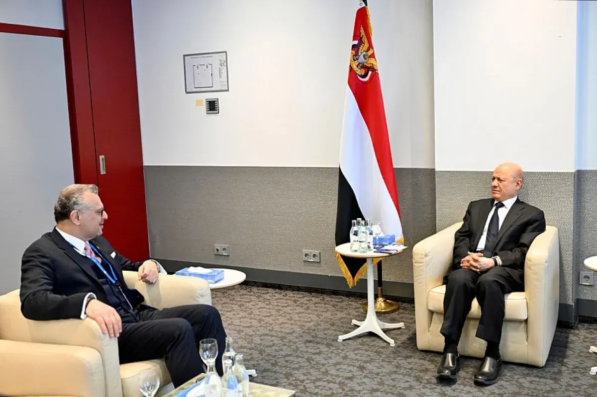 العليمي يبحث مع مستشار أمريكي تعزيز الدولة ومواجهة النفوذ الإيراني في ميونيخ