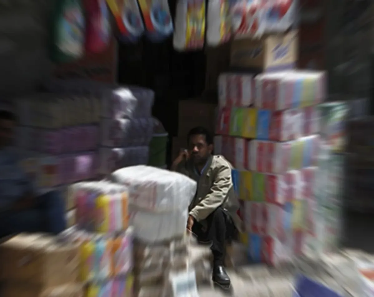 تفاقم الأزمة المعيشية في مناطق سيطرة الحوثيين قبيل رمضان: انهيار القدرة الشرائية