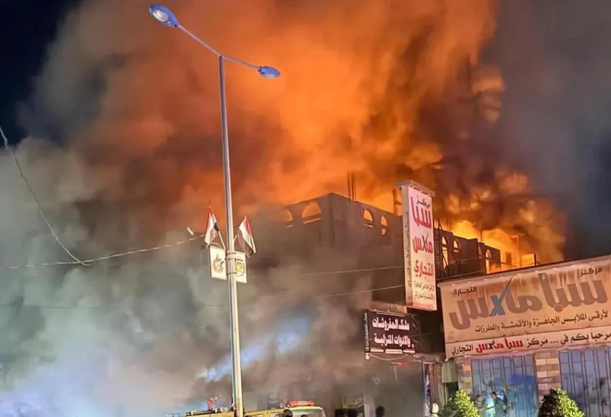 مصرع طفل وإصابة 22 إثر حريق هائل بمركز تجاري في مأرب