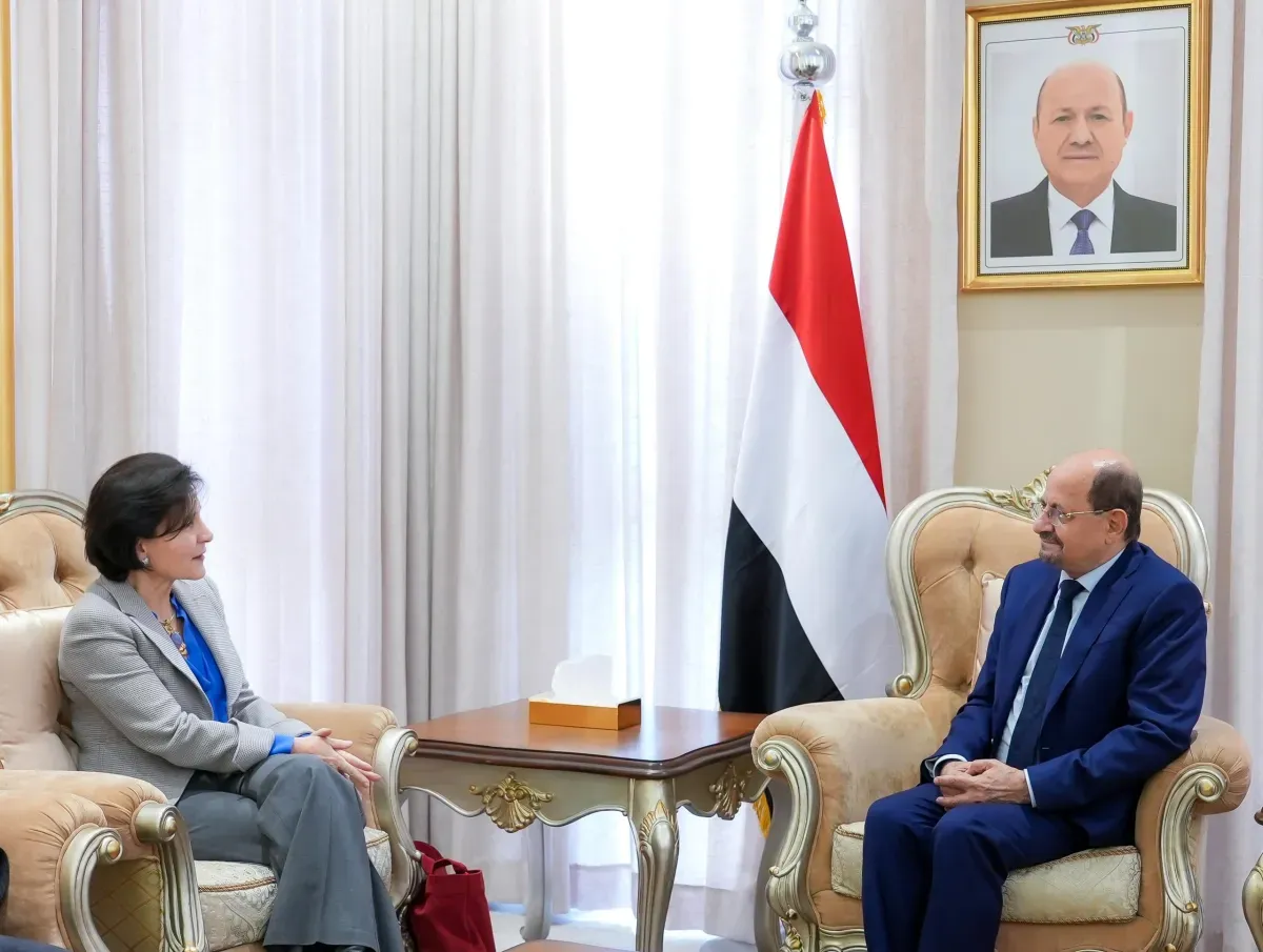 رئيس الوزراء اليمني يرفض مراوغات الحوثيين ويؤكد التزام الحكومة بالسلام