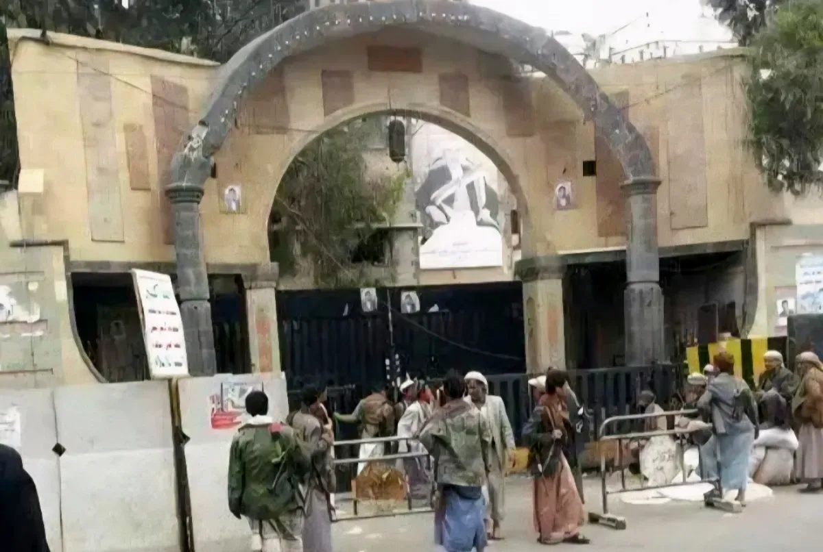 اهانة حاشد واذلال رموز القبيلة في صنعاء : تطورات مقلقة في منطقة الحصبة واستهداف غير معلن لمنزل الشيخ حمير الأحمر | إحاطة شاملة