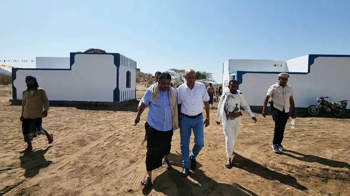 مسؤولون يتفقدون مشروع قرية سكنية جديدة بريف المخا لإيواء الأسر النازحة