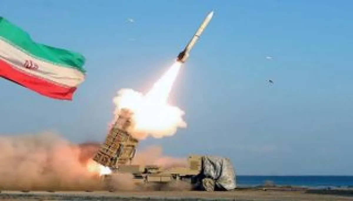 شاهد | إطلاق صواريخ ومناورات بمضيق هرمز.. إيران ترفع منسوب التحدي