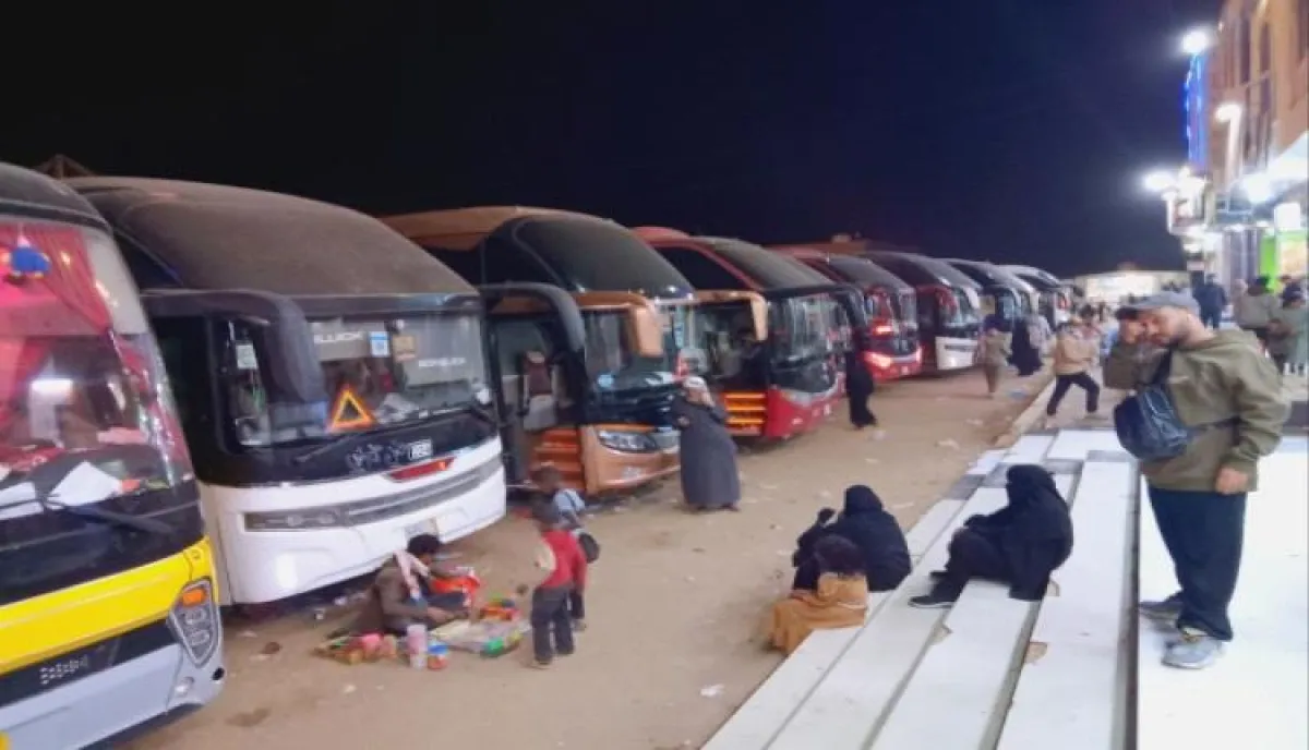 تكدس عشرات الحافلات في العبر .. صدمة للمسافرين بمنفذ الوديعة .. عالقون وسط تجاهل رسمي