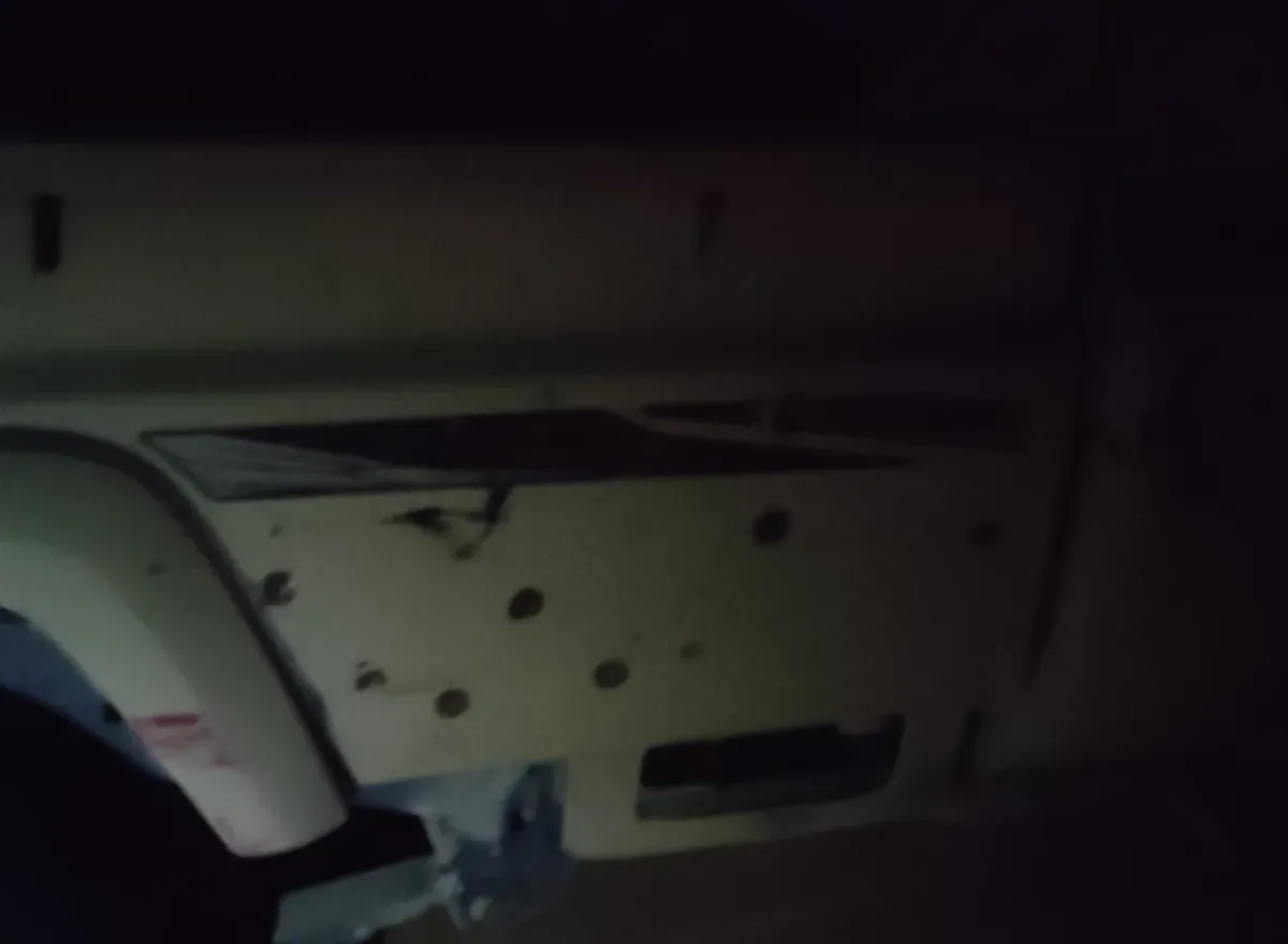 شاهد | انفجار عبوة ناسفة يستهدف طقماً للمقاومة على خط مأرب–العبر ونجاة أفراده | صور وتفاصيل