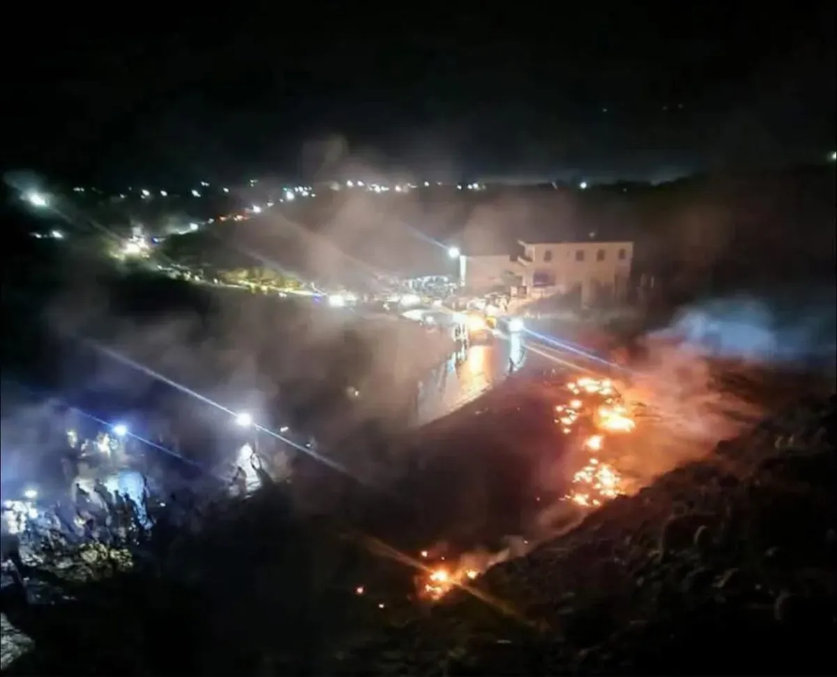 انقلاب قاطرة وقود فوق دراجة نارية .. حادث مروري مروع يودي بحياة ثلاثة مواطنين بين العدين وجبل رأس