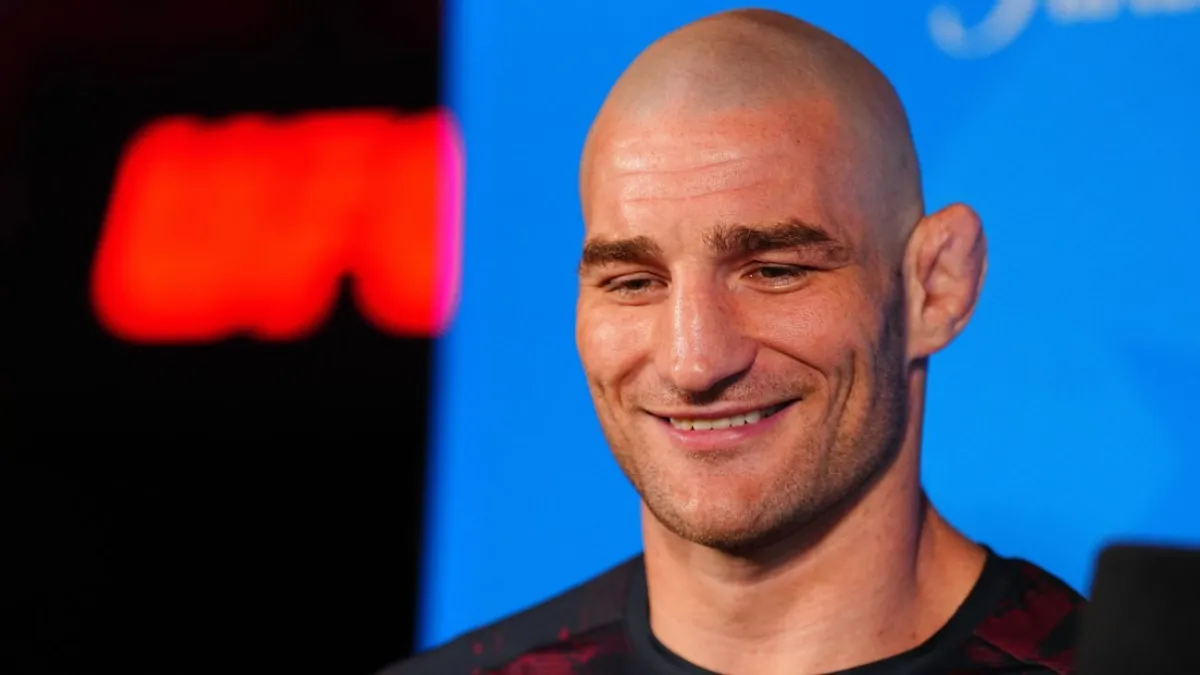 ستريكلاند يهاجم UFC: هيكل الأجور "استغلالي" ويقارنها بـ NFL