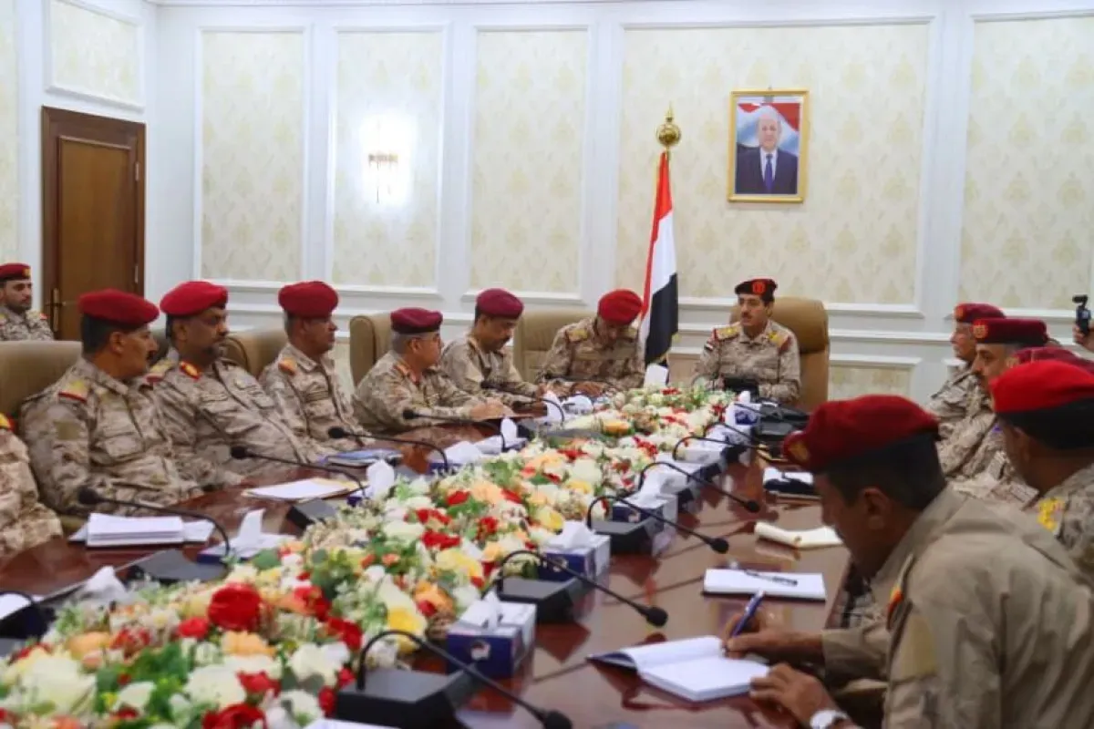 وزير الدفاع اليمني يركز على تقييم الأداء والحوكمة الإلكترونية في اجتماع موسع بعدن