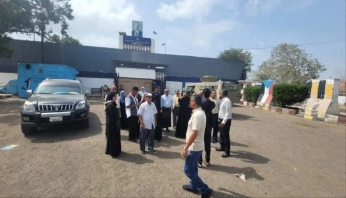 في عدن .. قوة عسكرية تغلق مقرات الانتقالي وتصريح ناري للمحافظ : المدينة عانت طويلًا من الصراعات وحان الوقت لتحييدها