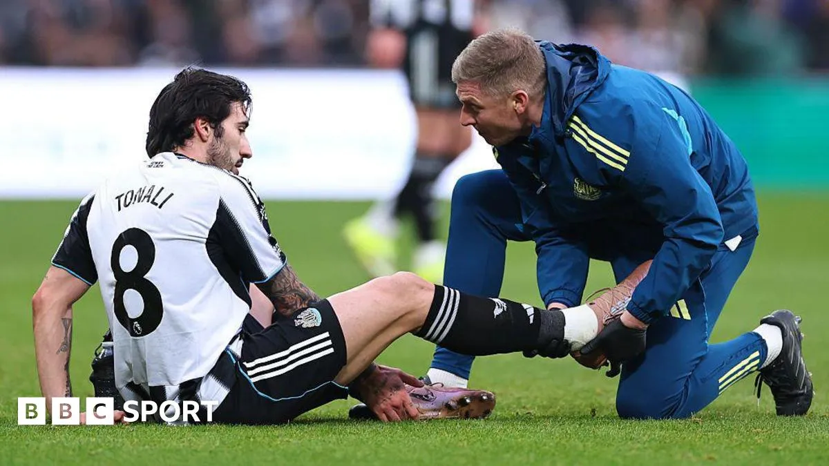 الفيفا تقترح دقيقة "إجبارية" خارج الملعب للمصابين.. وتغييرات مرتقبة في قوانين اللعبة