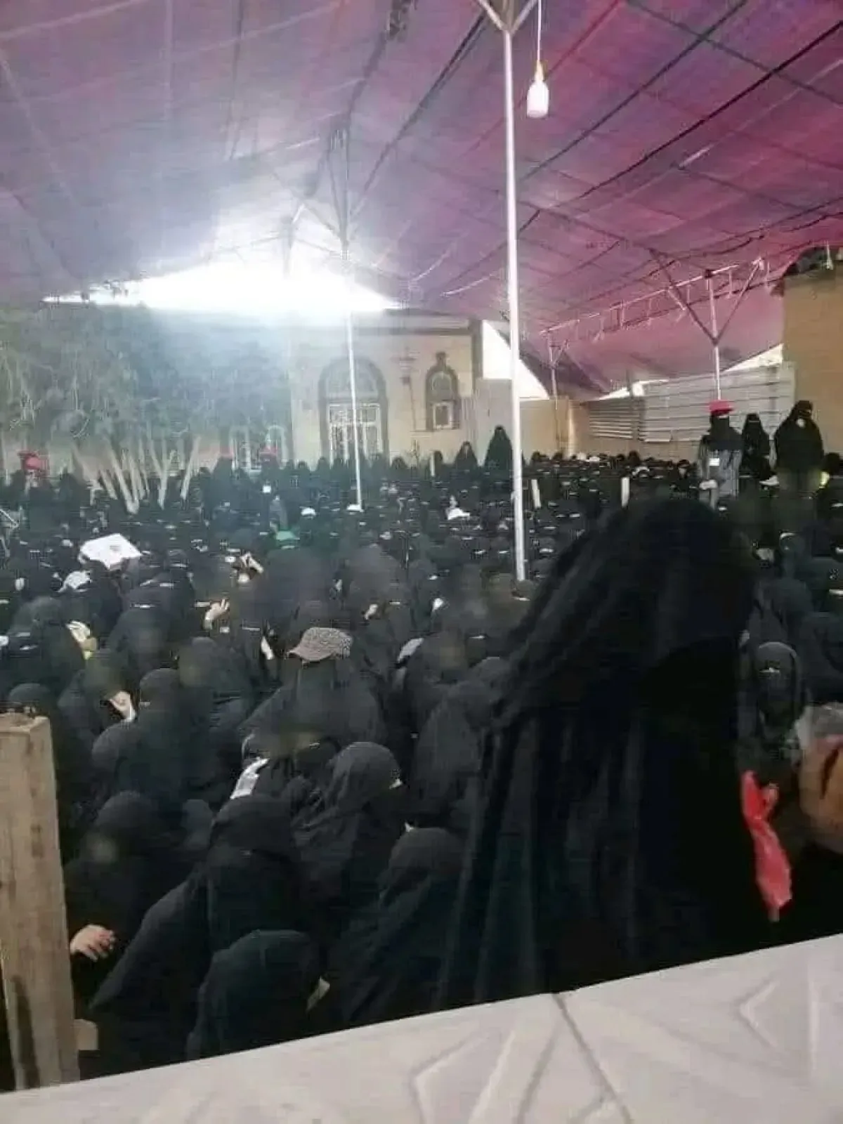 تفاقم الأزمة الإنسانية في إب: نساء يصطففن أمام مطابخ خيرية للحصول على وجبات محدودة