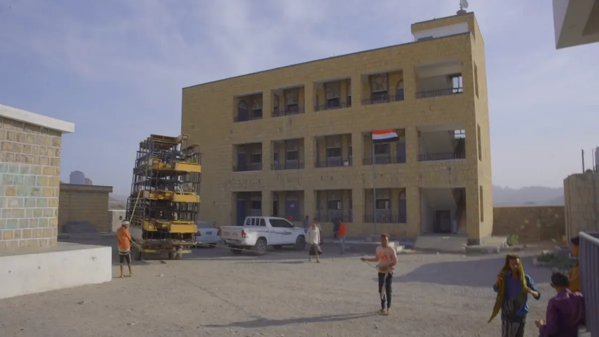 خلية الأعمال الإنسانية تدعم مدرسة الشهداء في موزع بتجهيزات تعليمية ومكتبية