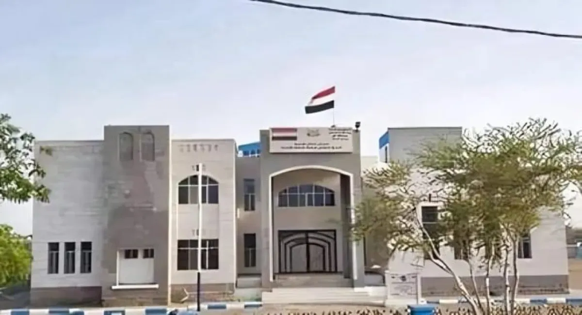 مكتب الصناعة والتجارة في المخا يحدد تسعيرة جديدة للمواد الغذائية تزامناً مع سعر الصرف