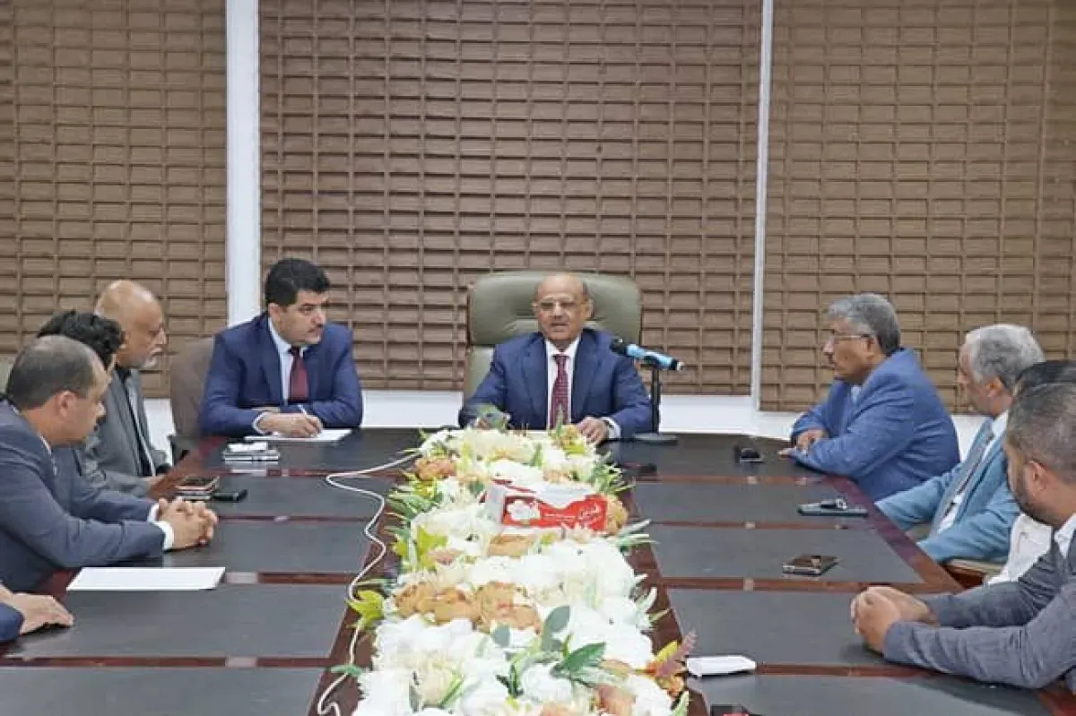 محافظ البنك المركزي اليمني يناقش شح العملة ويؤكد استمرار السياسات الاحترازية