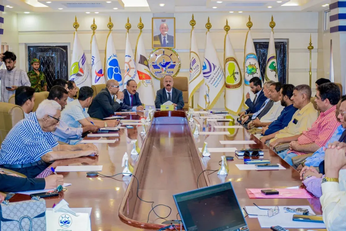 وزير النقل يؤكد دعم القطاع الخاص ويوجه بتسهيل الملاحة التجارية في عدن