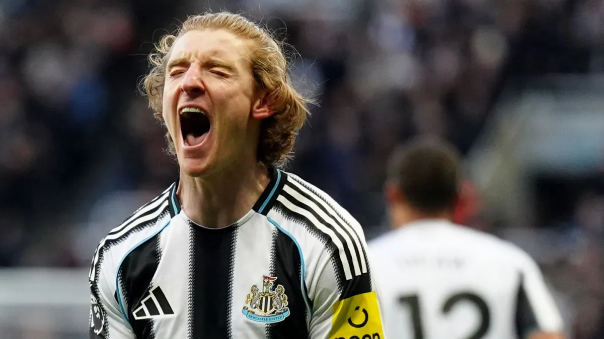 عقد أنتوني غوردون الطويل مع نيوكاسل يضع حداً لتكهنات انتقال أرسنال