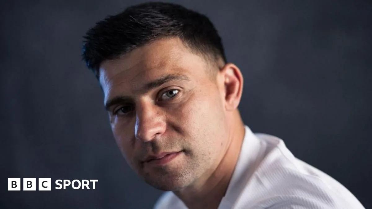 نجم الرغبي السابق بن يونغز يكشف قلقاً عميقاً حول سلامة اللاعبين وإصابات الرأس