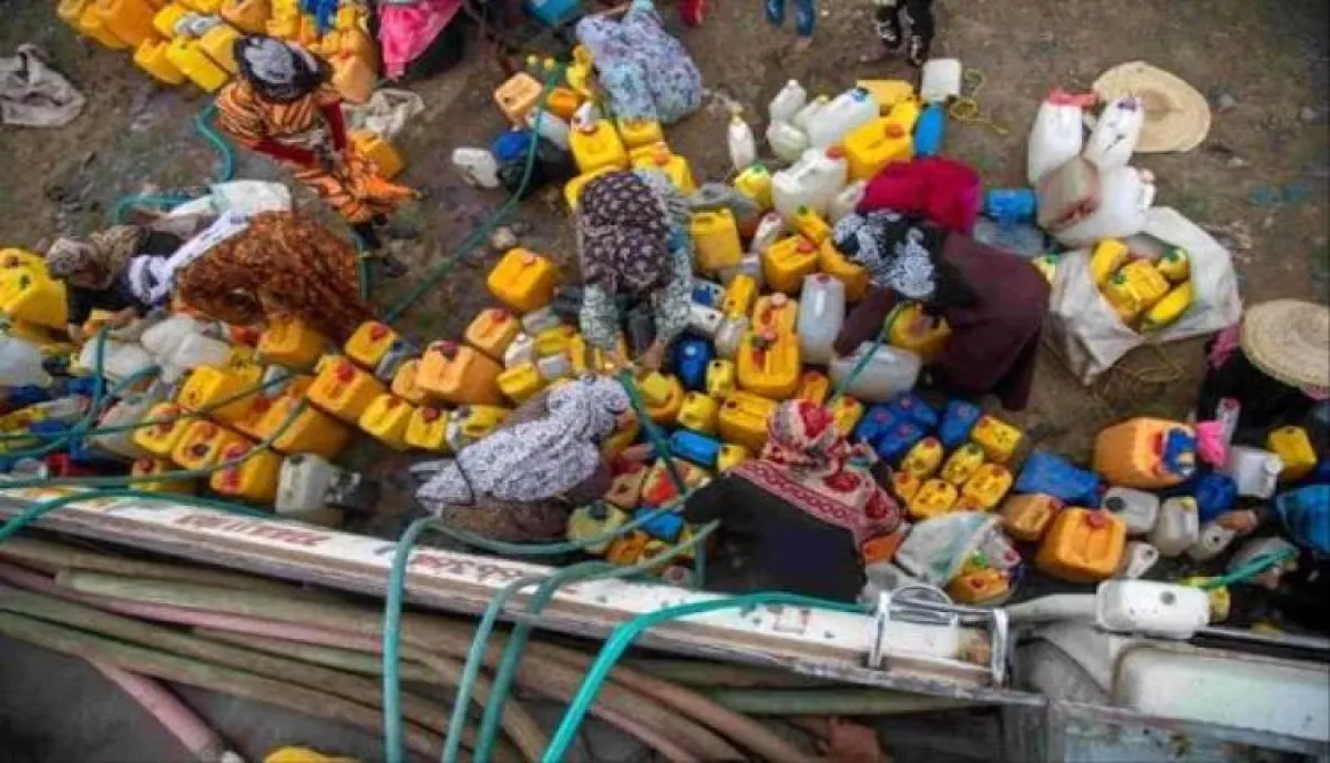 تعطيش ممنهج: الحوثي تصعد حرب "المياه" وتغلق منفذ "جولة القصر" أمام صهاريج الشرب