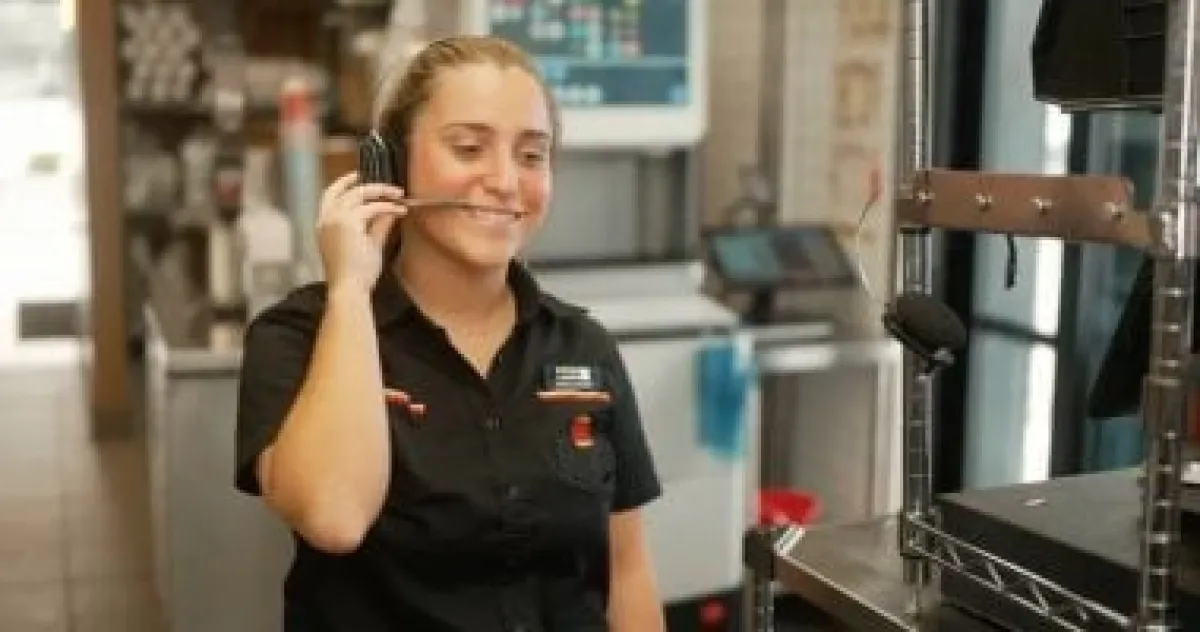 سلسلة مطاعم تختبر "باتي": مساعد ذكاء اصطناعي يوجه الموظفين ويراقب أدائهم