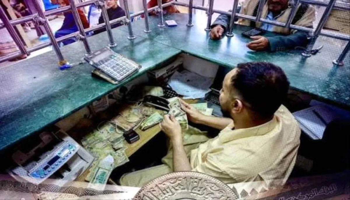 غير صالحة ومرفوضه من المحلات .. مواطنون يشكون إغراق الصرافات بعملة مهترئة وحرمانهم من استلام حوالاتهم بشكل سليم وبتواطؤ حوثي