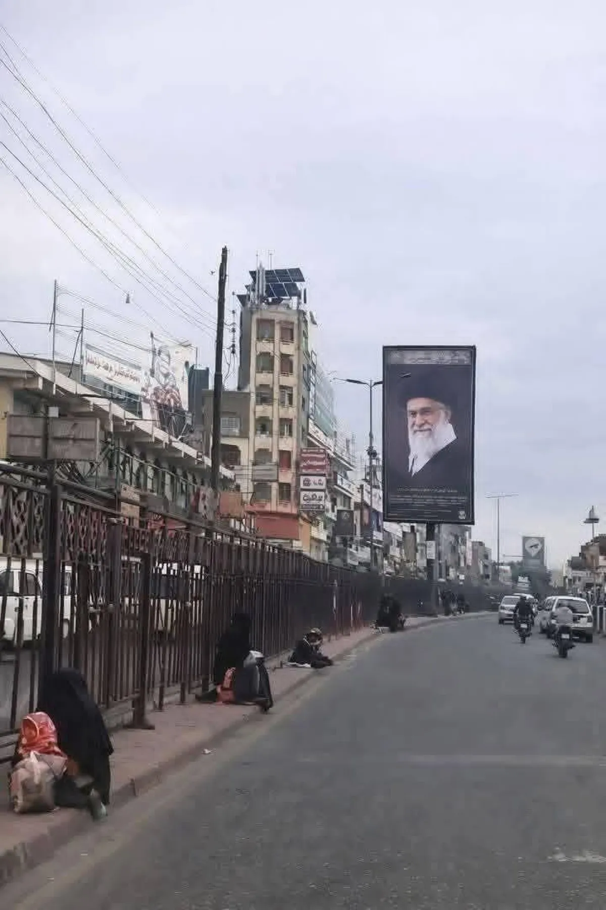 شعارات زائفة | بين بريق "اللوحات" وبؤس "الأرصفة": صور خامنئي في صنعاء تشعل غضباً حقوقياً