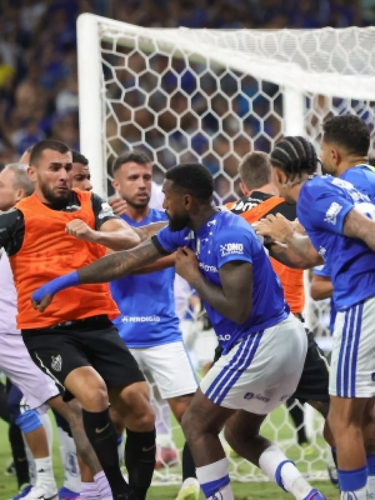 اشتباك عنيف في نهائي مينيرو: فوضى تشعل مواجهة كروزيرو وأتليتيكو
