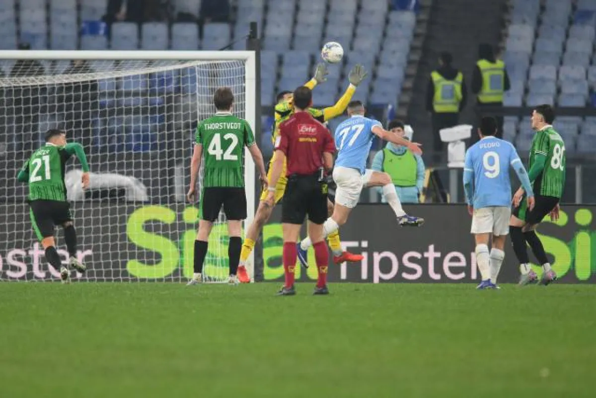 لاتسيو يخطف فوزاً مثيراً على ساسولو بهدف قاتل في الدوري الإيطالي