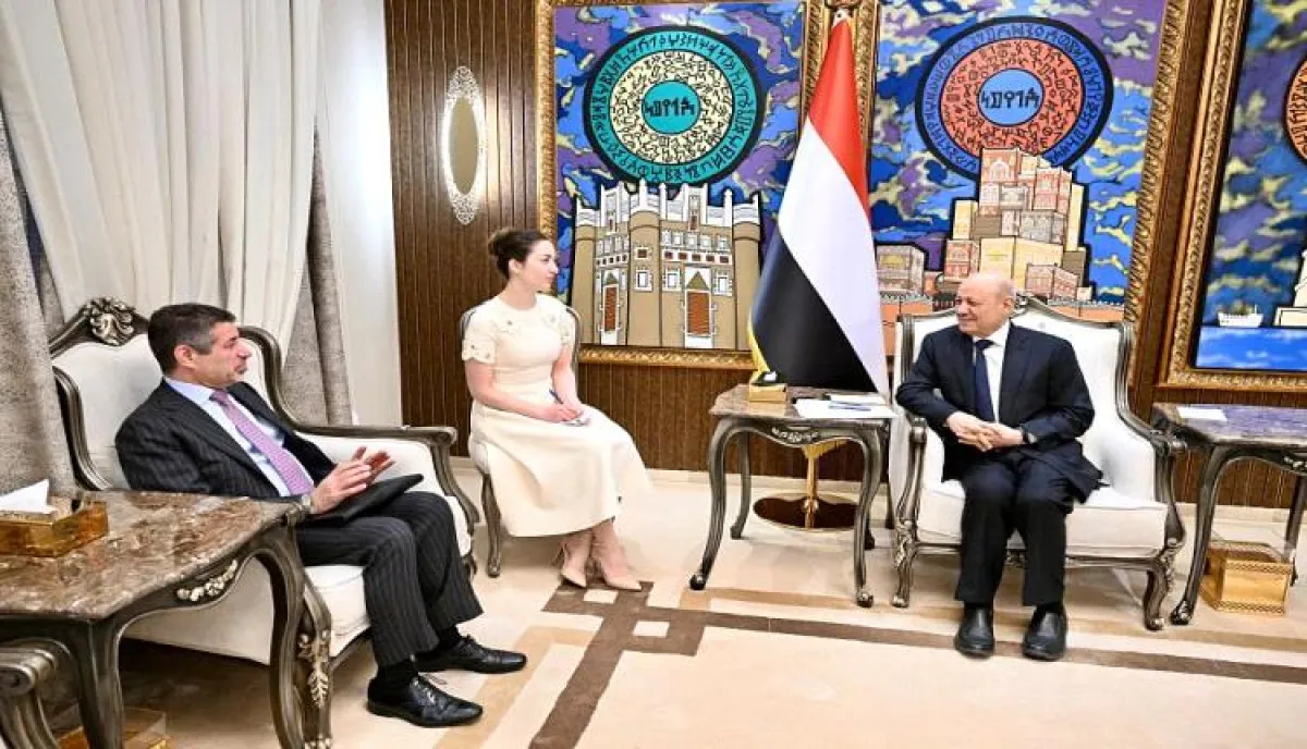 بحثا تطورات التصعيد الاقليمي وامن الملاحة الدولية .. العليمي يؤكد للسفير الامريكي ضرورة تشديد الضغوط على إيران ووكلائها