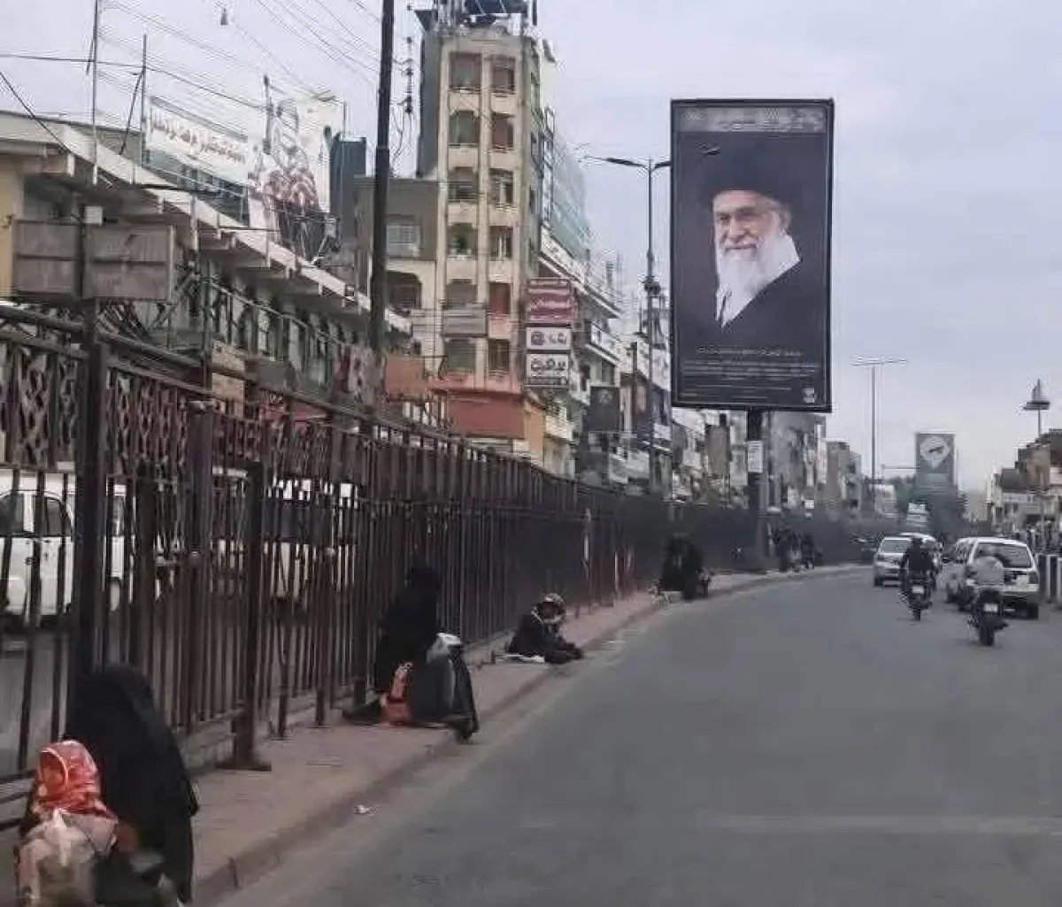 صنعاء مدينة المسخ والعوز  : "أصنام" الفقيه تطل على طوابير الجوع.. قراءة في سريالية المشهد الحوثي