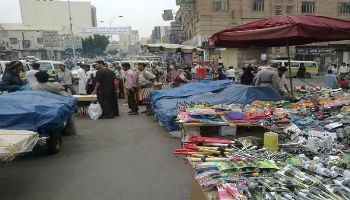 في تعز | مضاربة بأسعار العملات والسعودي بـ350.. وسط أزمة حادة بالسيولة النقدية