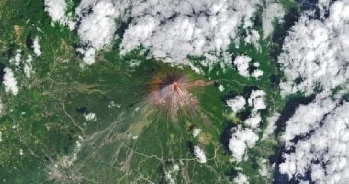 ناسا ترصد ثوران بركان "مايون" الفلبيني بالصور الفضائية المذهلة