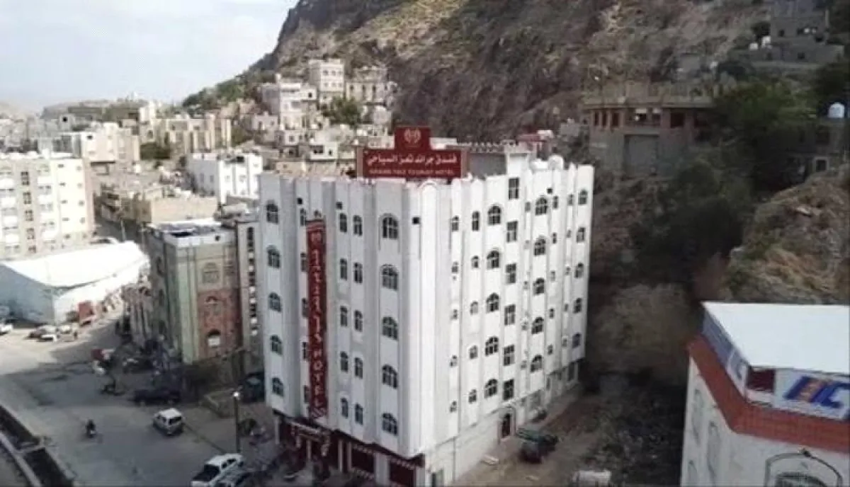 العثور على جثة نزيل داخل فندق في تعز وترويج عملة سعودية مزورة في أسواق المدينة