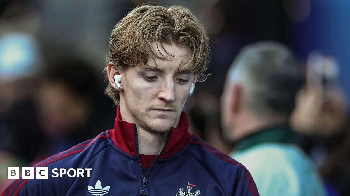 تألق غوردون رغم المرض يقود نيوكاسل لفوز تاريخي على تشيلسي