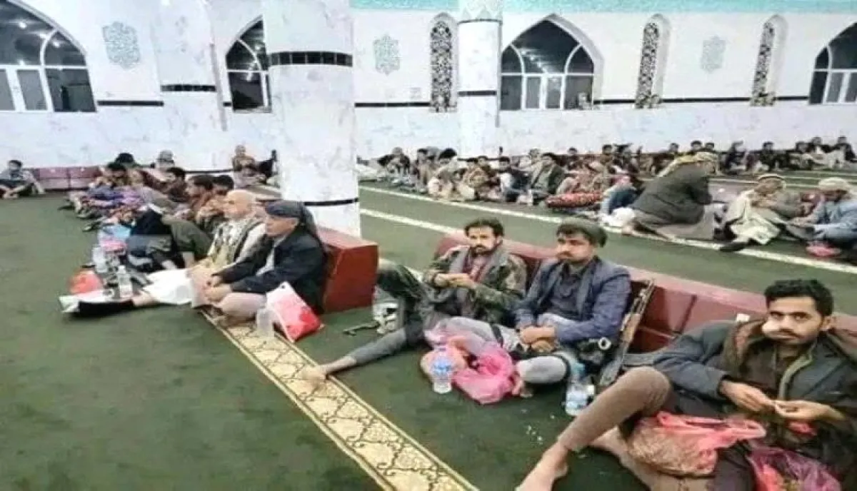 فرض طقوس الجماعة | الحوثي ينشر عناصر لمراقبة المصلين في عمران ويحول مصلى للنساء في صنعاء إلى سكن للمسلحين