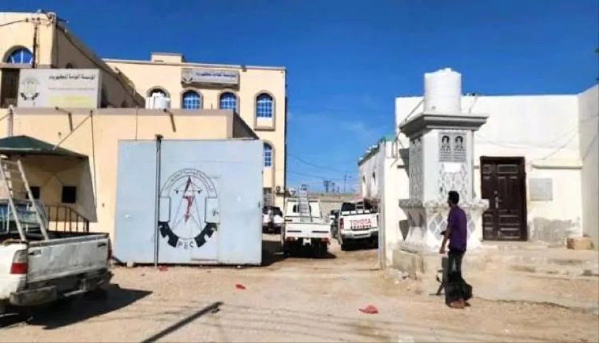 عملية سرقة منظمة في المهرة .. الكشف عن تورط موظفين بمؤسسة الكهرباء بسرقة كابلات واعلان القبض عليهم