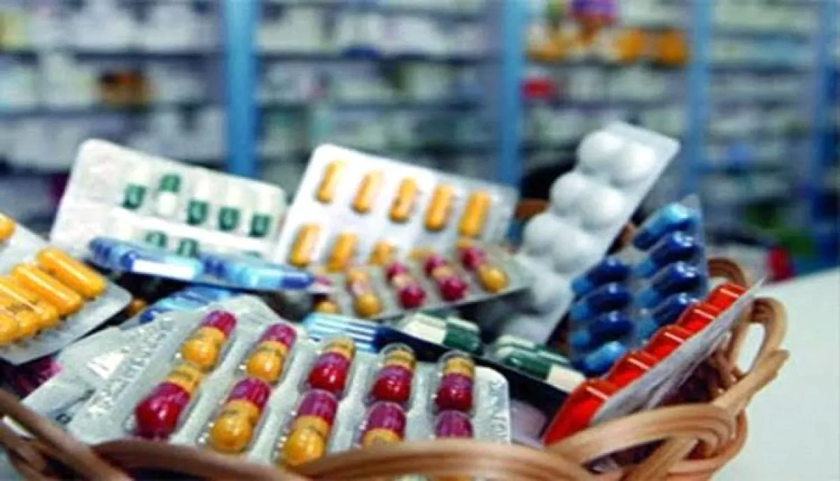 شاهد | فضيحة تدوي تعز.. أدوية منتهية تُرمى وتُحرق في مجاري السيول وسط غضب شعبي عارم | تفاصيلها