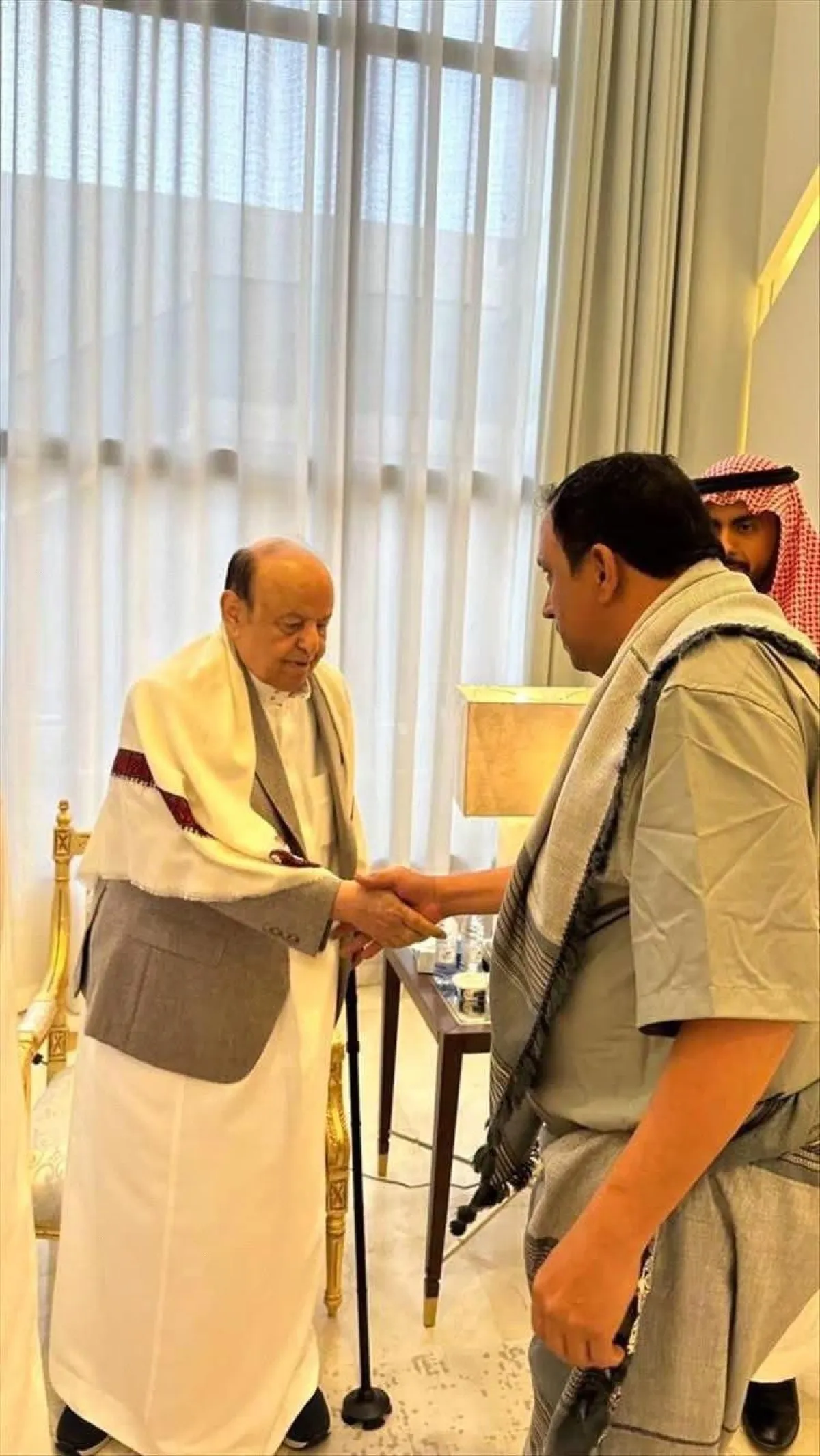 في مجلس العيد بالرياض |  بـ "الزي التقليدي والعصا".. هادي يكسر عزلته في أول ظهور منذ عامين